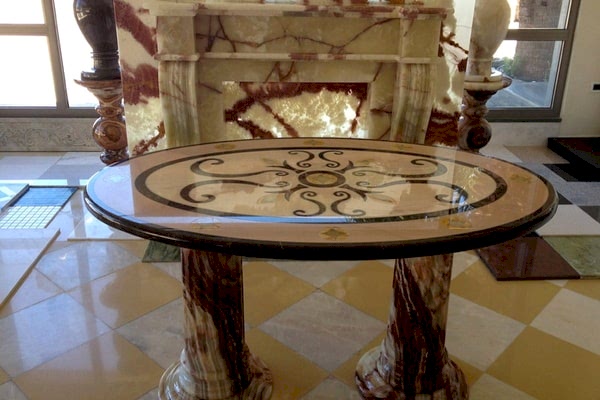 Σχέδιο τραπεζιού waterjet από Portogalo, Nero Marquina και Όνυχα και τζάκι από Όνυχα